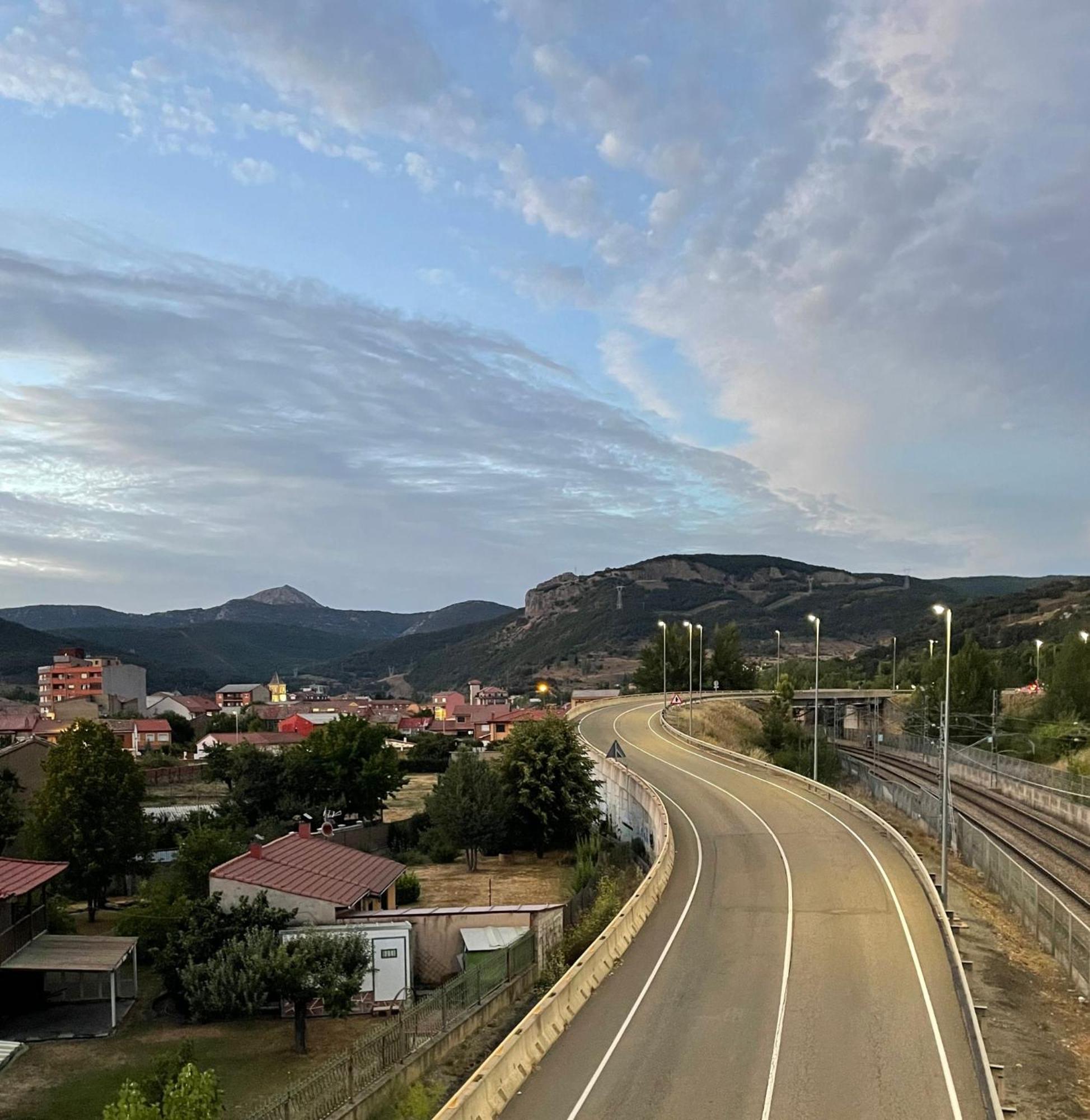 Alojamiento La Milana Hostal La Robla Exterior foto